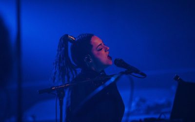 Découvrez Daniela Pes : La Musicienne Sarde qui Éveille les Sens

Entrez dans l’univers vibrant de Daniela Pes, une artiste sarde dont la musique transcende les barrières linguistiques. Préparez-vous à être envoûté par son talent exceptionnel et son approche audacieuse, qui vous prouve qu’il n’est pas nécessaire de comprendre chaque mot pour ressentir l’émotion pure qui émane de ses créations.

Une Voix Authentique au Cœur de la Sardaigne

Daniela, avec sa voix envoûtante et ses mélodies captivantes, nous transporte directement au cœur des paysages enchanteurs de la Sardaigne. Son dialecte, riche et chargé d’histoire, est un véritable trésor qui ajoute une profondeur inégalée à ses compositions. Mais attention : même si vous ne parvenez pas à saisir chaque nuance de son langage, soyez assuré que la magie opère.

La Musique comme Langue Universelle

Avec un style musical unique mêlant tradition et modernité, Daniela prouve que la musique est un véritable langage universel. Ses performances captivantes ne se contentent pas d’amuser ; elles touchent l’âme et éveillent des émotions parfois insoupçonnées. Chaque note résonne comme un écho des histoires passées, tout en s’ancrant résolument dans le présent.

Plongez dans Son Univers Musical

N’attendez plus pour découvrir cet incroyable talent ! Que vous soyez amateur de musique du monde ou simplement en quête d’une nouvelle expérience artistique, Daniela Pes saura vous séduire par la richesse de son univers sonore. Laissez-vous porter par ses mélodies enivrantes et laissez votre cœur s’ouvrir à cette aventure musicale inédite.