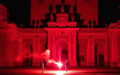 Le Spectacle Éblouissant de Stefano Cagol : La Torche SOS Illumine la Grande Cathédrale Italienne !
Préparez-vous à être émerveillés ! L’artiste Stefano Cagol a récemment captivé le public avec son incroyable spectacle de torches SOS, illuminant d’un éclat nouveau une majestueuse cathédrale italienne. Ne manquez pas cette expérience unique qui allie art, lumière et émotion dans un cadre époustouflant !