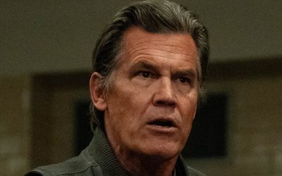 Josh Brolin : Classement des 5 Derniers Films au Box-Office Mondial !  

## Un Villain au Sommet  
Josh Brolin, acteur emblématique de l’univers cinématographique Marvel (MCU), continue de captiver les foules avec ses performances. Alors que son dernier film “Weapons” approche d’un jalon domestique, plongeons dans le classement de ses cinq derniers films et leur impact au box-office mondial.

## Brolin et le MCU  
Brolin est surtout connu pour son rôle de Thanos, le titan fou dont les actions ont bouleversé l’univers Marvel. Mais au-delà de ce personnage, l’acteur a su diversifier sa carrière avec des rôles variés qui ont également rencontré un succès commercial.

## Analyse des Derniers Films  
Examinons de plus près ses cinq dernières productions, en évaluant leur performance au box-office et leur réception critique :

1. **Avengers: Endgame**  
   Ce film monumental a non seulement battu des records de box-office, mais a également marqué une étape importante dans l’histoire du MCU. Brolin, en tant que Thanos, a offert une performance mémorable qui a captivé les spectateurs.

2. **Avengers: Infinity War**  
   La première partie du face-à-face épique a été un succès retentissant, avec Brolin dans le rôle central. Son interprétation complexe du personnage a suscité des discussions passionnées parmi les fans.

3. **Deadpool 2**  
   Dans ce film, Brolin incarne Cable, ajoutant une nouvelle dimension à l’univers décalé de Deadpool. Bien que ce ne soit pas un film MCU traditionnel, sa performance a été saluée par la critique.

4. **Sicario: Day of the Soldado**  
   Bien que ce film ne fasse pas partie du MCU, Brolin a démontré sa polyvalence en jouant un agent de la DEA dans un thriller intense qui a connu un certain succès au box-office.

5. **The Legacy of a Whitetail Deer Hunter**  
   Ce film, bien qu’il n’ait pas eu le même écho commercial que les précédents, a permis à Brolin d’explorer des thèmes plus personnels et introspectifs, montrant ainsi sa capacité à varier les genres.

## Conclusion  
Josh Brolin a su s’imposer comme un acteur incontournable, notamment grâce à ses rôles dans le MCU. Avec “Weapons” qui approche d’un jalon domestique, il est évident que son impact sur le box-office mondial continue d’être significatif. Les fans attendent avec impatience ses prochaines performances, témoignant de son talent indéniable et de son charisme à l’écran.